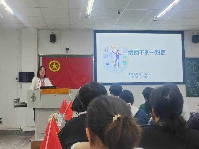 人们在看台上的人在房间里 AI 生成的内容可能不正确。